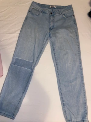Ett par jeans från second hand  - Ett par jeans från second hand som jag köpte för ett par år sedan och använt dom ganska mycket men klippt ett eget hål. Man får stå för frakten själv och pris för frakten kan vi diskutera🥰