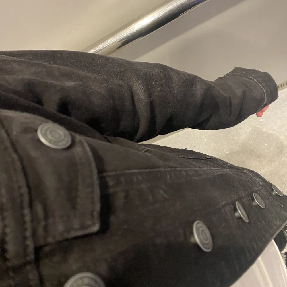 En perfekt jeansjacka som passar till allt och är skit snygg och basic och bra. Kommer inte till användning längre och aldrog använt jackan innan . Jackor.
