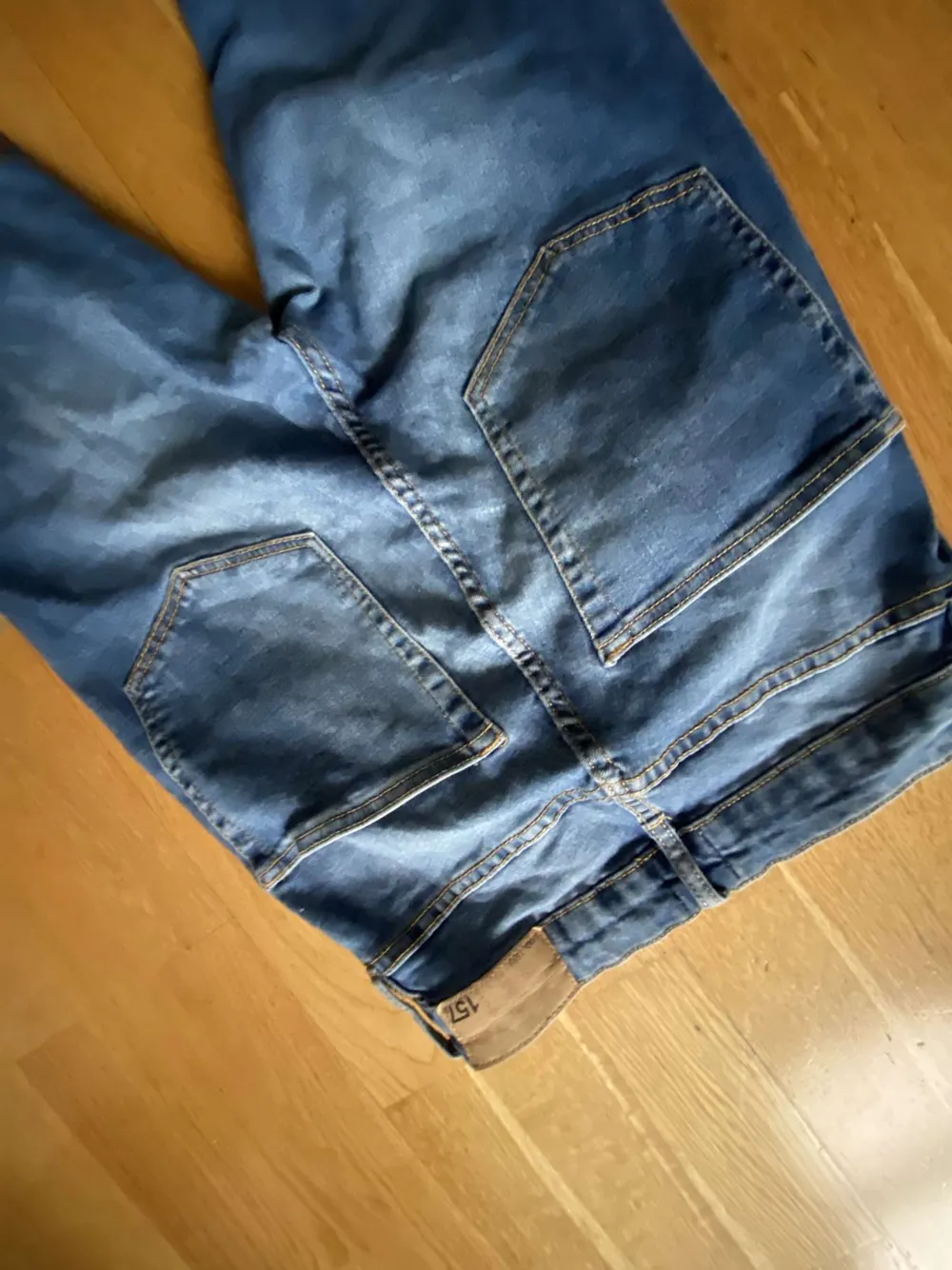 Jeans med boot cut. Nypris: 300kr, pris kan diskuteres . Jeans & Byxor.