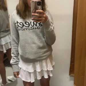 Söt vintage sweater - Säljer denna så snygga tröjan som jag inte vet vart den är ifrån, köpt second hand. Den kommer inte till användning därav säljer jag den. 🤍 den har ett tryck på framsidan och är grå, den är i storlek s 🤍 tryck ej på köp direkt knappen ❣️