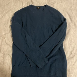 Uniqlo cashmere tröja - Säljer den hära cashmere tröjan från uniqlo. Köpte den för ungefär nypris nu är 1699kr och säljer den för 700kr
