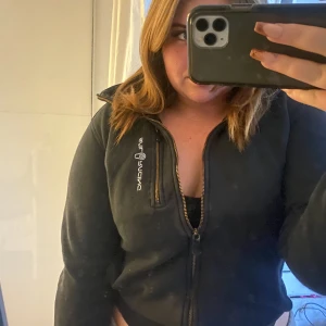 Sail racing - Säljer nu min sailracing tröja då jag ej använder denna, använd några gånger. Svart i storlek M. Original pris 1200kr