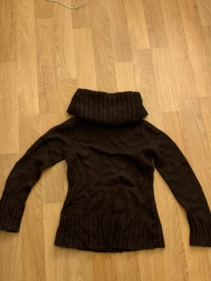 Stickad tröja - Mysig stickad tröja i färgen brun med turtleneck, den är i bra kvalitet och håller en varm. Skriv privat för fler bilder och mer information.💕