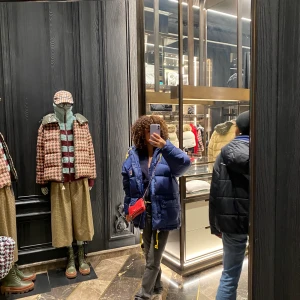 Fjällräven jacka  - Säljer min fjällräven jacka i bra skick, den har inga hål eller liknande bara typ en fläck som knappt syns❤️ dustbagen medföljer. Priset kan diskuteras vid snabbaffär/// snabbaffär prioriteras 