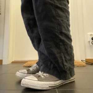 Converse grå/grön - Grå/gröna Converse, låga. Säljer för att dem inte längre passar
