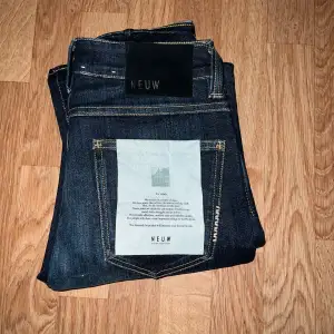 Hejsan, säljer nya neuw jeans från carlings. De är helt oanvända och har prislappen kvar. Dem är i storlek 28x32. De var köpte till min bror men det var inte hans stil så dem är oanvända. Mitt pris är 300 vid snabbt köp!! Kontakta mig för bilder på! 