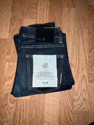 Hejsan, säljer nya neuw jeans från carlings. De är helt oanvända och har prislappen kvar. Dem är i storlek 28x32. De var köpte till min bror men det var inte hans stil så dem är oanvända. Mitt pris är 300 vid snabbt köp!! Kontakta mig för bilder på! 