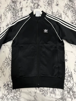 Adidas Originals tröja strl S - adidas originals tröja i svart färg mycket god skick, har använts endast få antal gånger. Jag står för frakten inom hela Sverige med kvitto och spårningsnummer! Inga returer