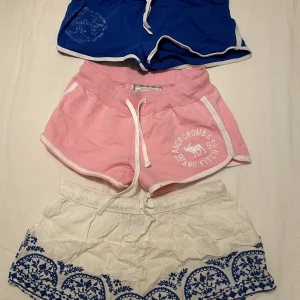3 mjukisshorts 50:- - 3 par använda mjukisshorts från olika märken i storlek S. De längst ner är så fina på sommaren! 50:- för alla 3