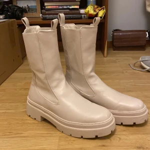 Vita-beiga höga skor  - Säljer mina nyköpta skor från Primark ✨ använt en gång men sen så köpte jag ett par i svart som jag använt mer 🙈 så säljer dessa 🤍
