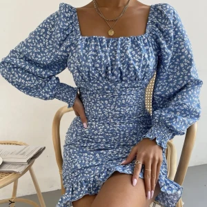 Oanvänd klänning - Jättefin, blommig sommarklänning från Shein. Helt oanvänd💙 Säljer pga att den inte kommer till användning. Köpte den för 189kr, säljer för 150kr + frakt💙 