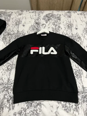 Fila svart tröja strl S - Fila Tröja i svart! Använd endast en gång! Jag står för frakten med kvitto och spårningsnummer! Inga returer