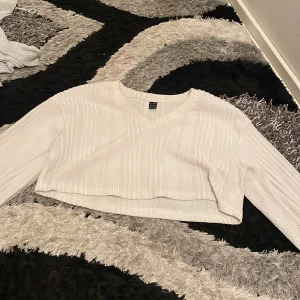 Croppad tröja  - Använt få gånger, väldigt mjuk i materialet 