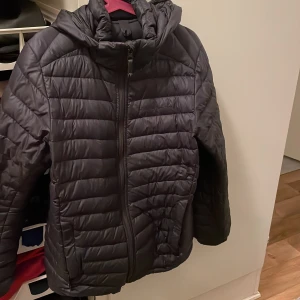 Peak performance jacka  - Använt några gånger under vinter Barn storlek 150 men passar mig som är xs 