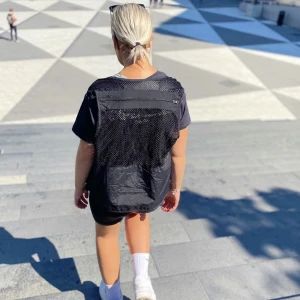 Väst - As cool svart väst! Köpt för 499kr. Använd fåtal gånger. Inga skador eller defekter! Skriv för mer information eller bilder 💞