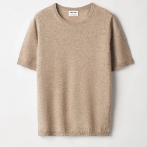 Kashmirtröja soft goat - Säljer min kashmirtröja från Soft Goat, köpt förra året för ca 1300 kr❤️ tröjan är i bra skick, och har endast lite sminkrester på lappen i nacken ❤️storlek XS men passar även S, köparen står för frakt ❤️