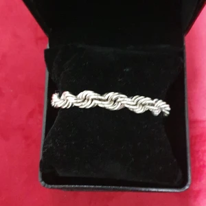 Silver Cordell Länk  - 925 äkta Silver. Helt ny och fläckfri. Finns att hämta i Odenplan/Stockholm. 23cm x 10mm. Äkthetsbevis medföljer :) Mvh Jones