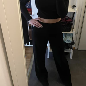 Svarta kostymbyxor  - Säljer dessa kostymbyxor från BikBok då jag inte längre har någon användning av dom. Super sköna och sitter jätte snyggt på. Dom är i nyskick, Storlek S. (köparen står för frakten)