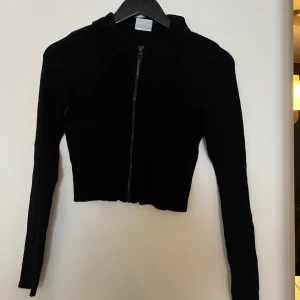 Svart tröja med krage och dragkedja  - Använd 1-2 gånger. Mer bilder i chatten om intresserad. Nypris 399 kr.