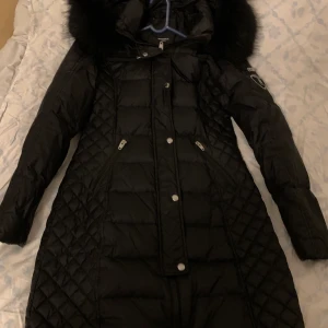 Dunjacka från rock&blue s - Säljer min jacka från rock&blue med svart äkta päls. I Bra skick inga sömfel hål eller liknande.