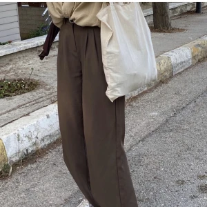 Bruna kostymbyxor  - Bruna kostymbyxor, såå snygga men har för många. Kan skicka fler bilder 🌸 för referens brukar min kompis på bilden ha 34/36 men byxorna passar även mig som har 36/38. Passar mellan 160-170 cm 🌸