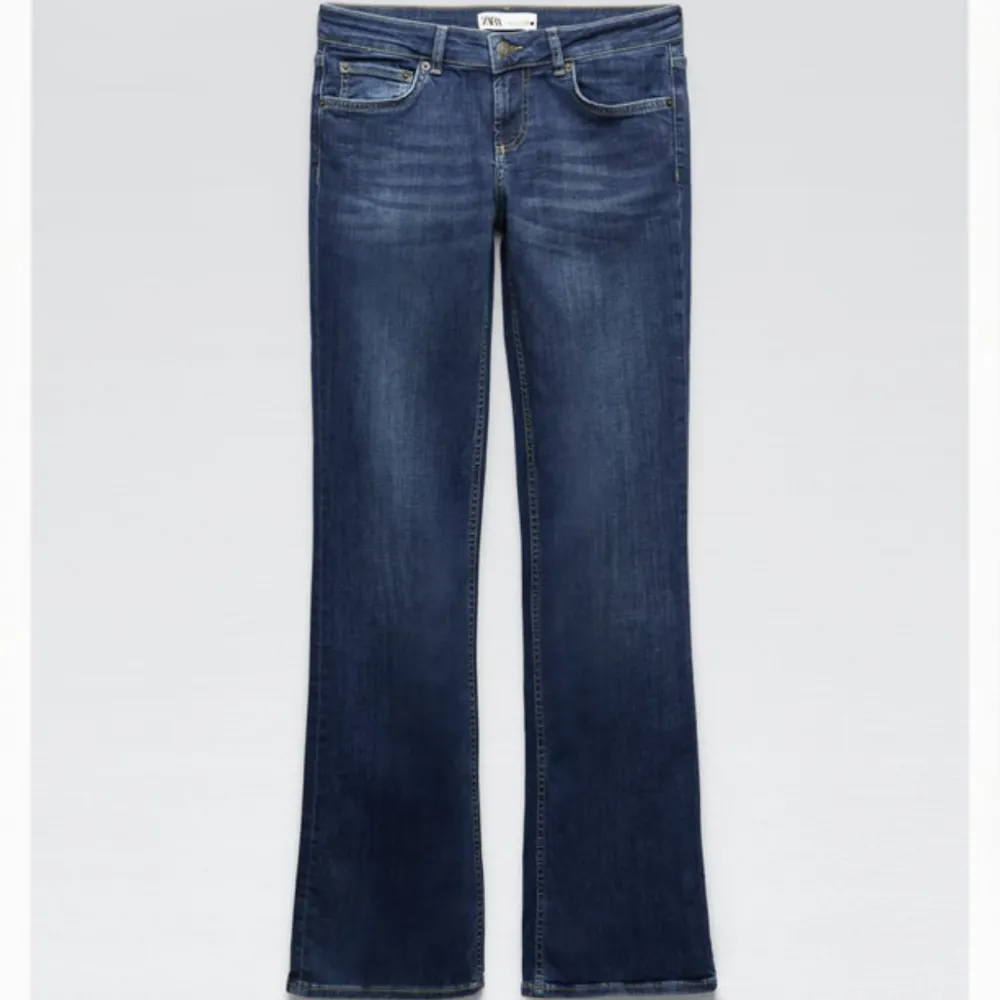 Jättefina jeans, mid Rise, lite slitna vid fötterna, de är tyvärr lite för höga i midjan för min smak men superfina 😍. Jeans & Byxor.