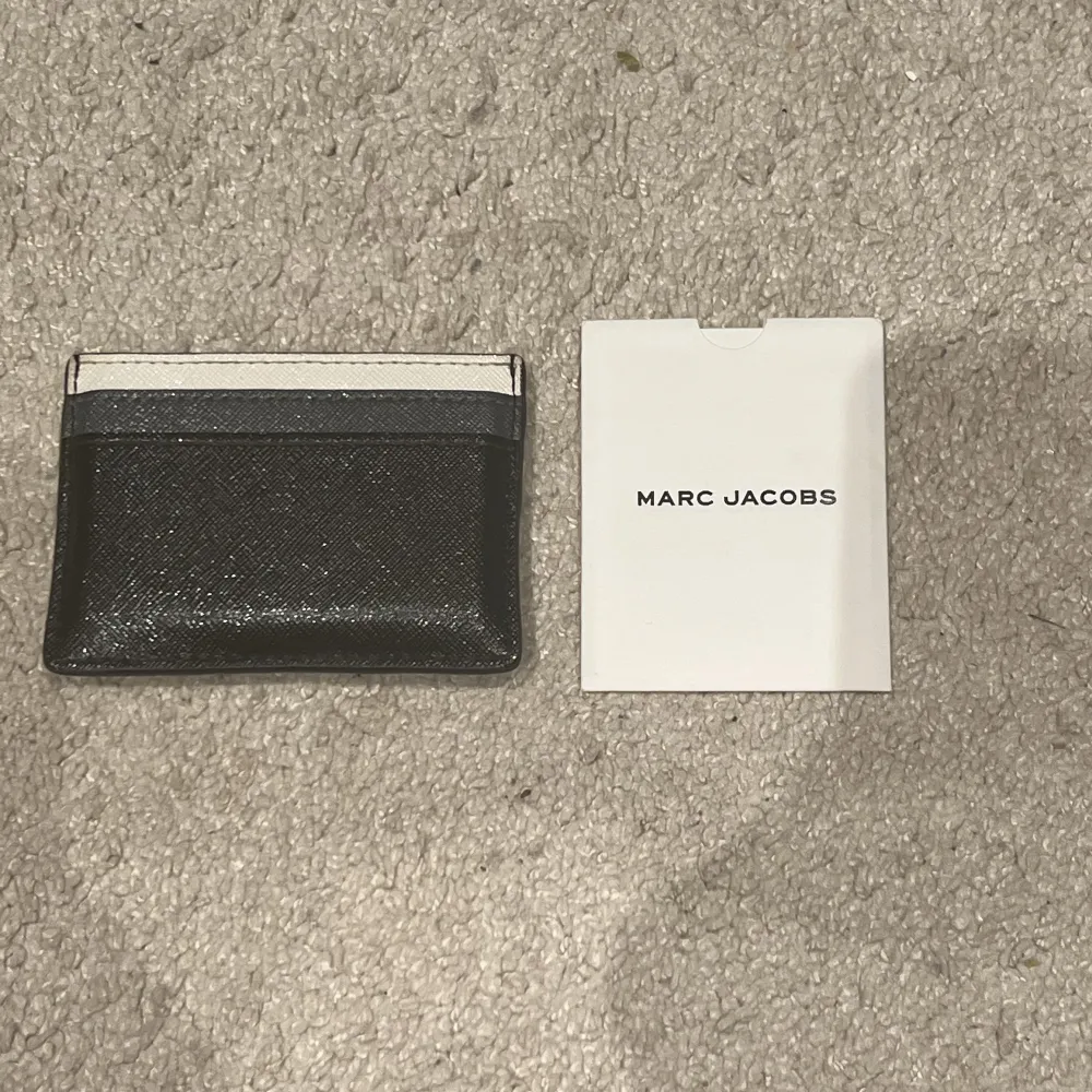Säljer en superfin korthållare ifrån Marc Jacobs gjord av cow leather🖤 den är sparsamt använd och kommer med äkthetsintyg. Nypris: 1100🖤🤍. Accessoarer.