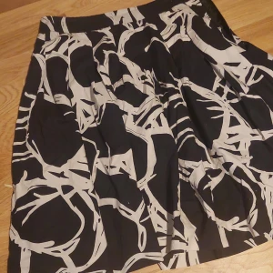 H&M kjol stl36 - Fin luftig kjol med dragkedja i fint skick.