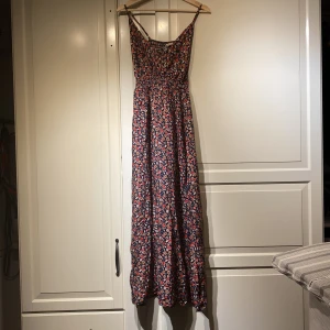 Klänning  - En lång klänning i skönt material Aldrig använts har fortfarande lappen kvar Storlek L men sitter ändå lite tightare än vad man tror 