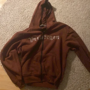 Verborgen zip hoodie - Slutsåld verborgen zip hoodie. Storlek M. Använd max 2 ggr och är i mycket bra skick.