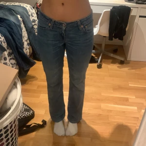 Levis low waist byxor - använt 1-3 gångaren denhär sommarn! säljer pgrund av att de är lite korta på mig som 167, de sitter lite tajt vid midjan också