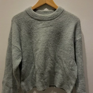 Stickad tröja strl S - Mintgrön stickad tröja från Lindex i strl S. Super fin och mysig!! Kommer bara inte till användning för mig därav säljer jag den. 
