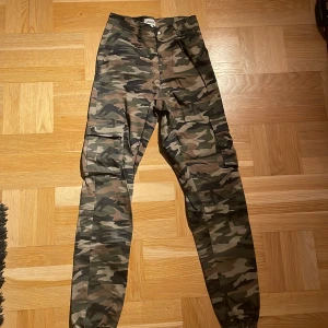 Cargobyxa militär - Säljer dessa cargobyxor från Madlady, använd 2 gånger, köpt för några år sedan för ca 699💘Storleken är xxs men kan passa en xs
