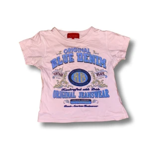 Babytee - Jättesöt baby tre som jag tycker om mycket men inte riktigt är min stil längre. Den är i bra skick och passar till allt! Verkligen perfekt länge på den och nice passform