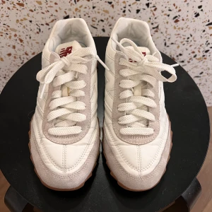 New Balance RC30 - Moonbeam - Nästan nya NB - använt endast 2 ggr. Lite för små så måste sälja. Nypris 1400kr. 