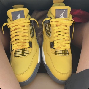 Air Jordan 4 retro lightning  - Köpta i Orlando (USA) förra året för 4100kr. Har använt runt 10ggr men använder ej de mer då de bara står på hyllan. De är i utmärkt skick och finns knappt något synligt märke på skorna. Kvitto finns med och det är bara att fråga om man vill :) mvh Isac 