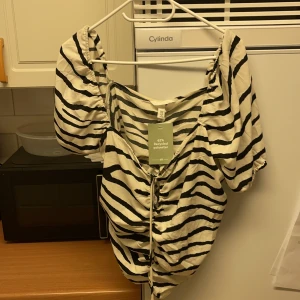 Blus - I väldigt gott skick. ej använd. köparen får stå för frakten