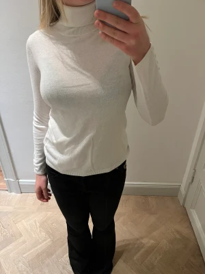 Vit polotröja från Tommy Hilfiger - Den perfekta vita polon som passar till allt! 100% bomull, söta knappar på ärmarna och bra skick😍💖