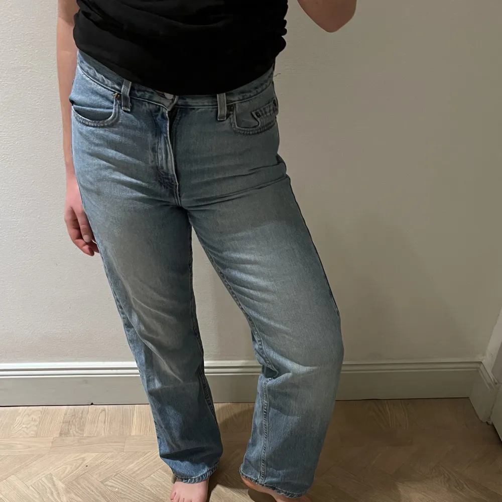 De perfektaaaaa Levis-jeansen!!! I modellen 501 med waist 30😍Lågmidjade och i bra skick💙Säljer endast för att jag har föööör många jeans😭. Jeans & Byxor.