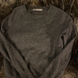 Stickadtröja zara✨ - Stickadtröja från Zara köpt för 1,5 år sedan. Fint skick men ett litet hål i armhålan men inget man ser. Fraktar och möter upp i sthlm