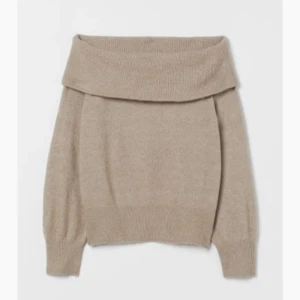 HM stickad  - säljer denna ljus bruna stickade tröjan då den inte kommer till användning mer. Bara att höra av sig vid intresse eller önskan av fler bilder💗