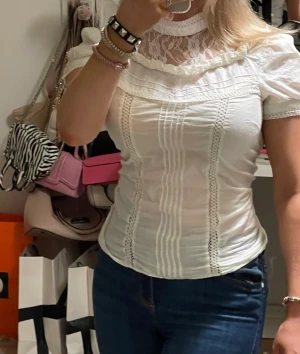 H&M topp - Söt vit topp från H&M i storlek XS💕hör av vid frågor 