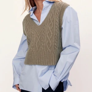 Stickad Zara väst  - Nästa knappt andvänd väst från zara. Kanska tjock så mjukt material. Köpt för ca ett år sedan. Beige grå färg.  (obs ej samma färg som på första bilden)