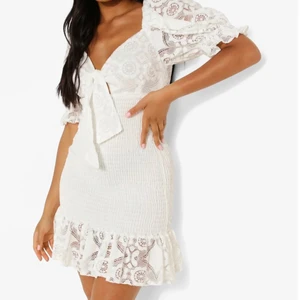 Studentklänning  - Supersöt studentklänning från Boohoo som var skitfin men tyvärr för lång för mig ( är 155 cm ) så den skulle vara perfekt för någon längre! Storlek 38 och helt oanvänd såklart 💞