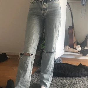 Jeans från bikbok  - Jätte fina jeans från bikbok! Högmidjade helt fläckfria jeans köpte för 600kr:) Köparen står för frakt, är 1,72 och dem passar perfekt på längden! 