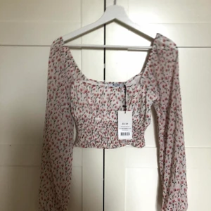 Topp från NA-KD  - Perfekt topp för sommaren från NA-KD, aldrig använd utan endast testad, skriv privat för frågor och fler bilder🤍
