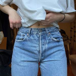 Blåa vintage levisjeans. OBS! Har ett hål i vid rumpan (se sista bilden) 270 + 66 (frakt)✨