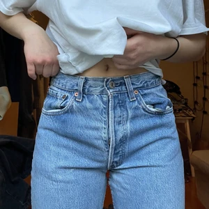 Levis jeans - Blåa vintage levisjeans. OBS! Har ett hål i vid rumpan (se sista bilden) 270 + 66 (frakt)✨