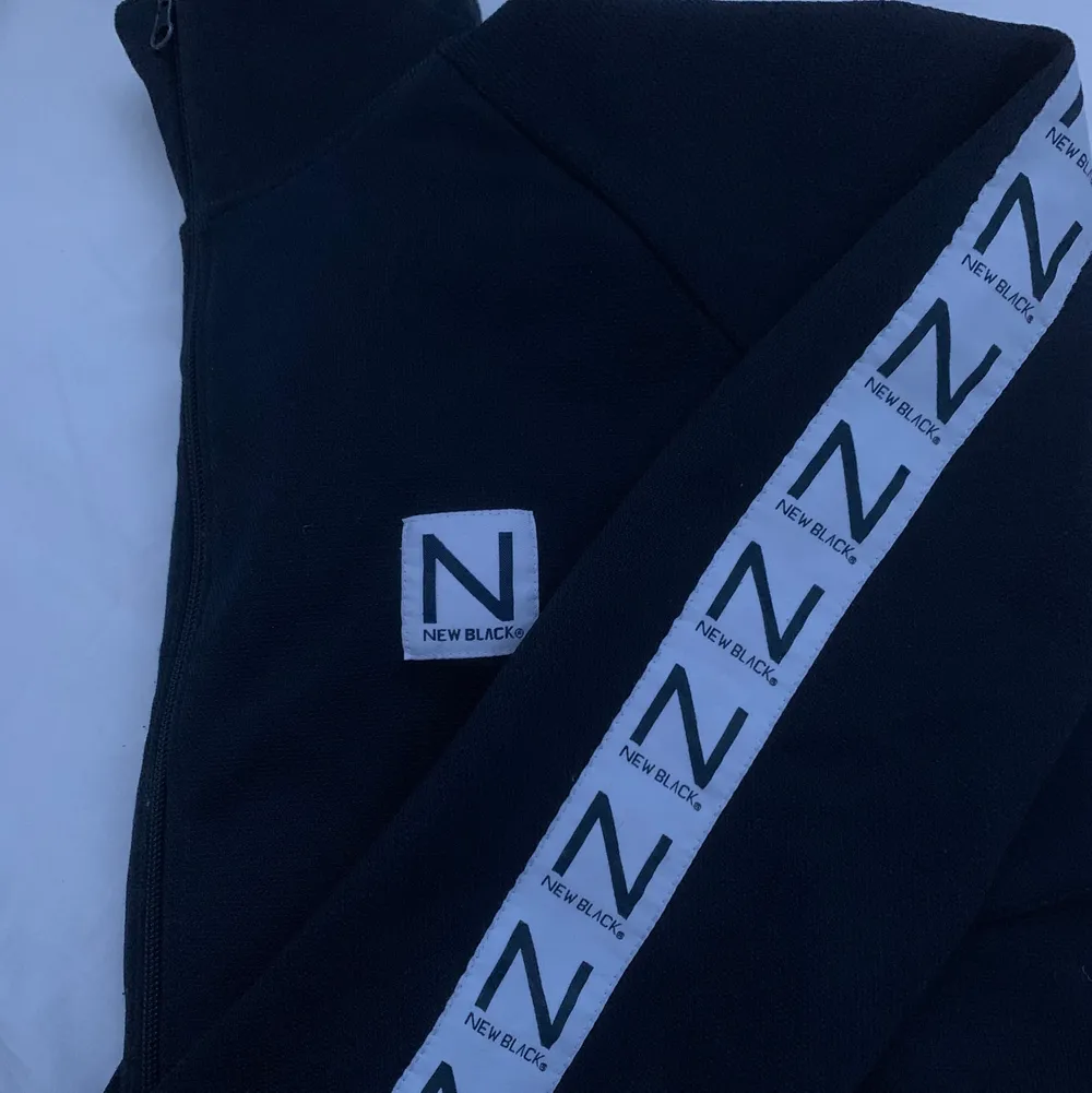 Säljer denna marinblåa New black tracksuit jacket i storlek L, eftersom att den inte kommer till användning. Bara använd några få gånger och är fortfarande i nyskick. Ordinarie pris 1499 . Tröjor & Koftor.