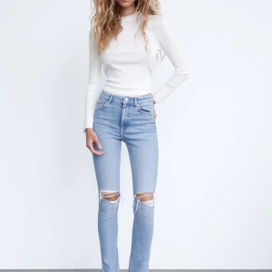 Jeans zara - Säljer dessa zara jeans för jag har tröttnat på dem. Dem sitter bra och är fina. Inga fel på dem.